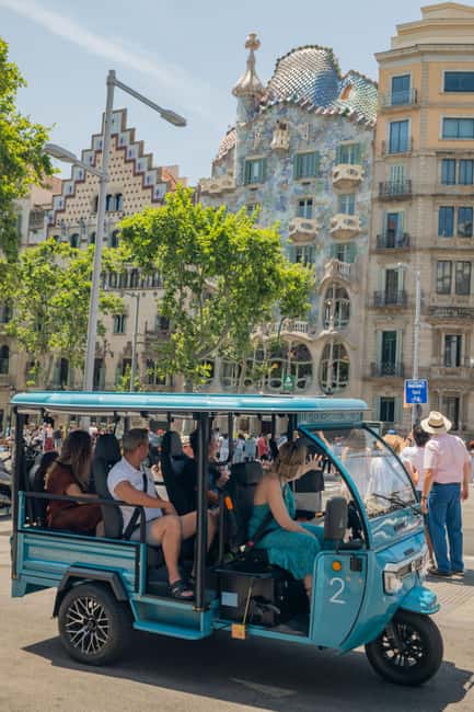 1,5-Hour Barcelona City & Beach Private Tuk-Tuk Tour - Ciutadella Park and Arc de Triomf: the calmer ending with a photo finish
