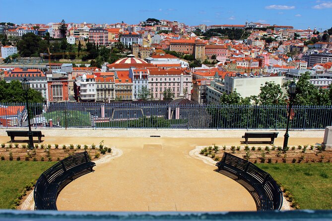 1 hour in Tuk Tuk to access the famous viewpoints of Lisbon - Stop 0: The Roman-style monument that sets the stage