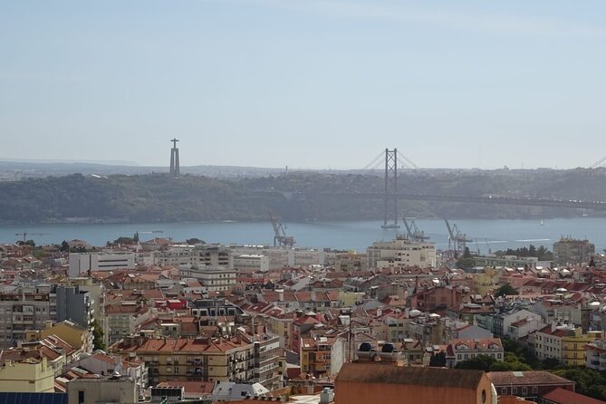 1-hour private eco tuk-tuk tour for up to 6 people through Lisbon - Largo da Sé: Old Lisbon’s Cathedral and the Love-Notes Spot