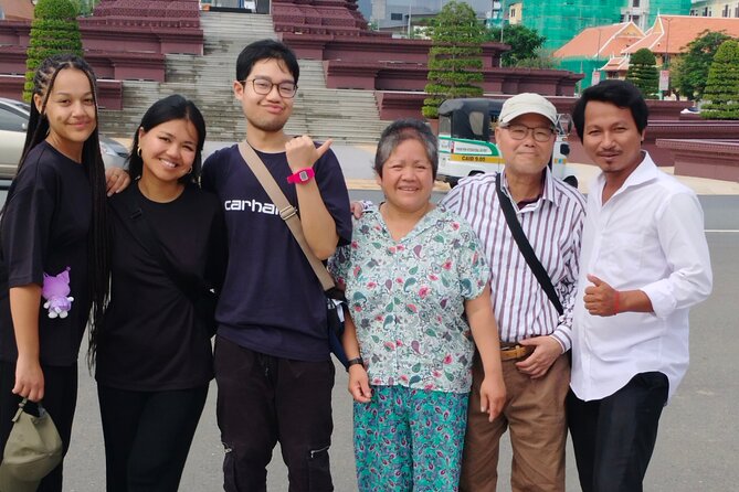 10 Stop Phnom Penh Tour by Tuk-Tuk, includes S21 & Killing Fields - Wat Phnom Daun Penh Statue: a quick, satisfying closer