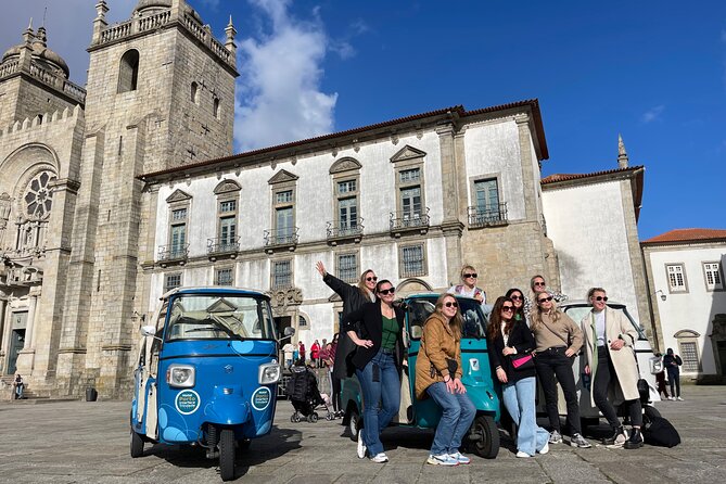 3h30 tour in Porto by Tuk Tuk - University of Porto Square dos Leões: A Quick History Beat