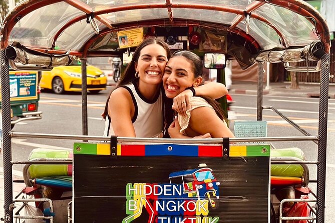 4-Hour Hidden Bangkok TukTuk Street Food Guided Tour - Stop 4: the brief secret-door night look at Wat Prayoon lights