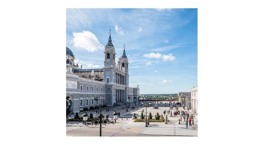 A more complete and fun audio-guided tour with an urban tuk-tuk - Why an electric tuk-tuk is a smart way to tour Madrid fast