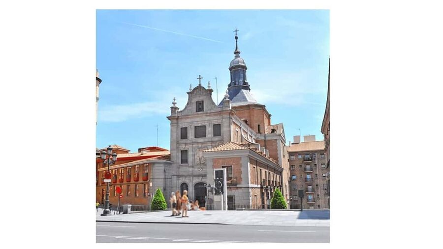 A more complete and fun audio-guided tour with an urban tuk-tuk - The story behind Temple of Debod and Royal Palace views