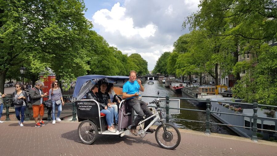 Amsterdam: 2-Hour Sightseeing Tour by Rickshaw - Passing the Red Light District and coffee shops with context