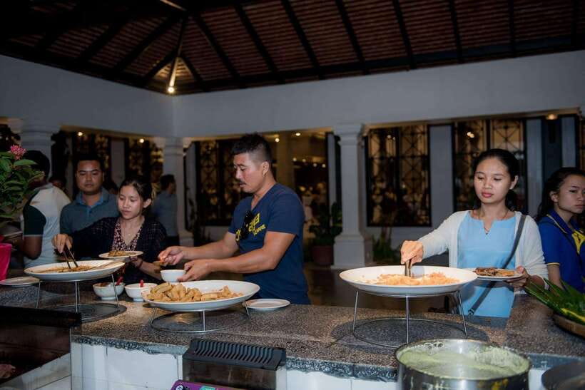 Apsara Traditional Dances & Local Buffet with Tuk-Tuk Ride - Dinner Buffet: Khmer Flavors, Desserts, and What to Watch For