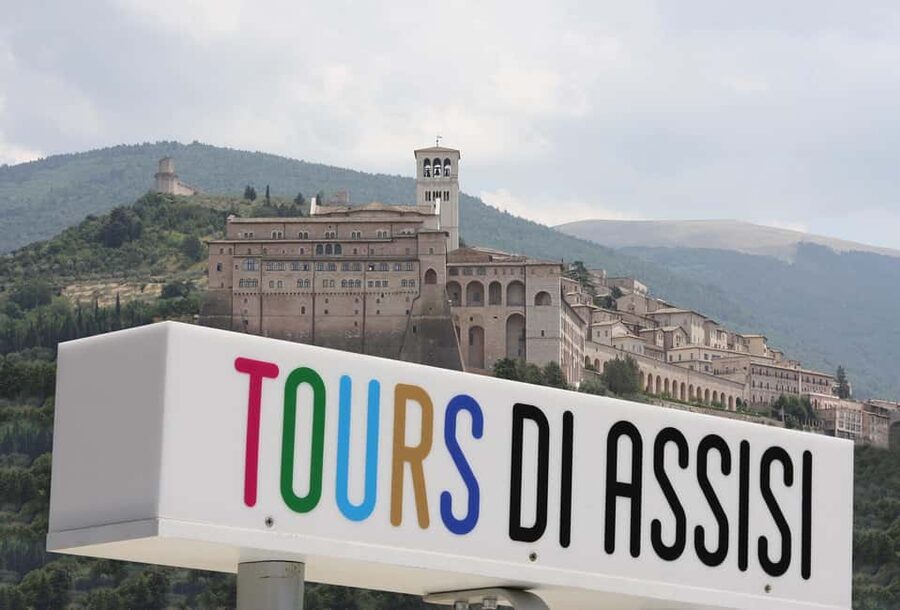 Assisi: Grand Tour Tuk Tuk - Italian driver - A Vintage Ape Calessino Makes Assisi Feel Smaller
