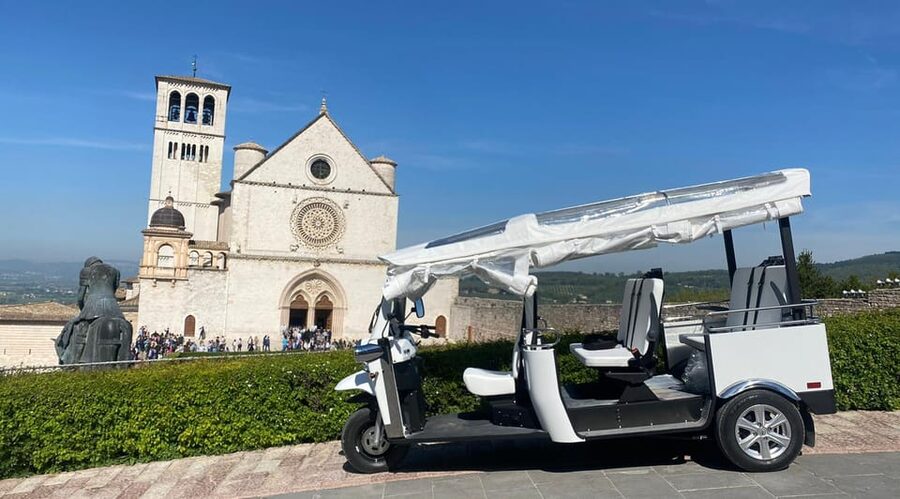 Assisi: Grand Tour Tuk Tuk - Italian driver - Piazza del Comune and Minerva: Where the Views Teach You the Layout
