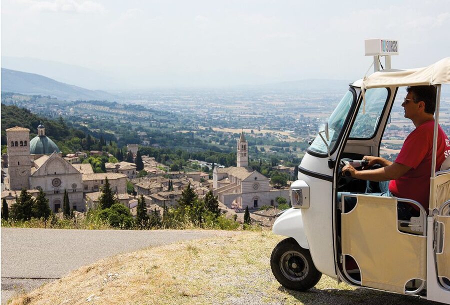 Assisi: Panoramic Tuk Tuk Tour - Piazza del Comune and Minerva: the civic spine under the basilicas