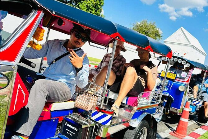 Bangkok Day Tour: Food, Temple & Tuk-Tuk - Stop 5: Talat Noi—street art lanes and Chinese shophouse streets