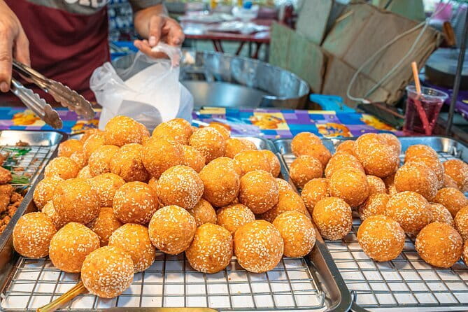 Bangkok Evening Food Tour by Tuktuk - Stop 2: Talat Noi’s Tom Yum Wontons and Chinese-Thai flavor blending