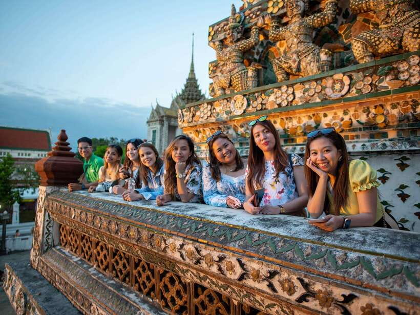Bangkok: Evening Tour with Wat Arun, Wat Pho & Tuk Tuk Ride - Tuk-tuk sprint to Yaowarat: how to enjoy Chinatown without getting lost