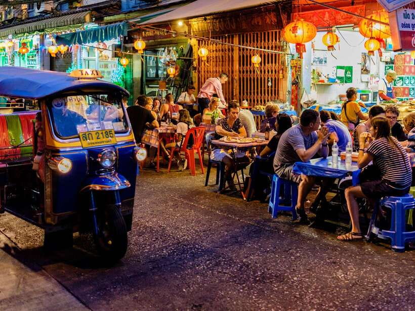 Bangkok: Evening Tour with Wat Arun, Wat Pho & Tuk Tuk Ride - Responsible sightseeing: glass-bottle water, carbon offsets, and GSTC certification