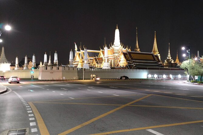 Bangkok: Michelin Guide Street Food Tour by Tuk Tuk - The Guides That Make the Pace Work in a Crowd