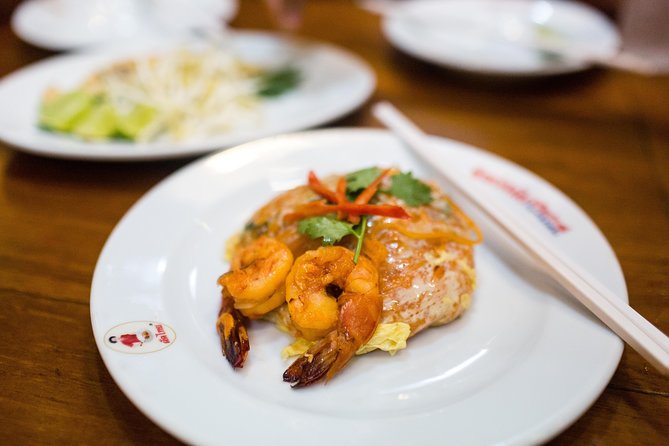 Bangkok Midnight Food Tuk Tuk Tour - Stop 1: Pom Prap Sattru Phai for stir-fried noodles and an egg choice