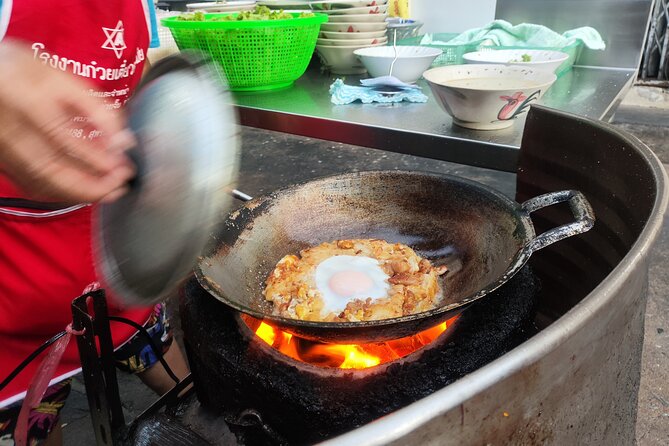 Bangkok Night Eats by Tuk Tuk - Hotel-pickup & Dinner - Stop 1: Suan Mali chicken noodle at Klang Hospital Junction