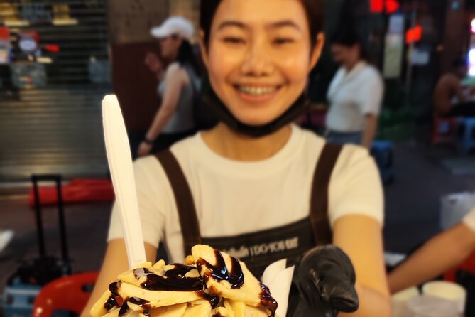 Bangkok Night Eats by Tuk Tuk - Hotel-pickup & Dinner - Chinatown on foot in Yaowarat: the street-food gravity well