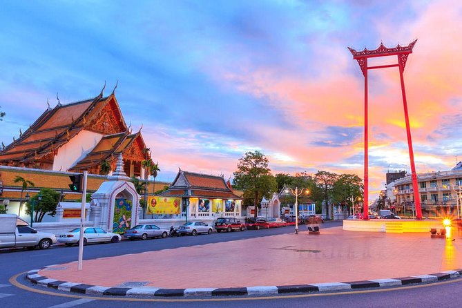 Bangkok Night Lights: Temple & City Tour by Tuk Tuk (SHA Plus) - Sao Chingcha (Giant Swing): The Classic Bangkok Landmark Shot