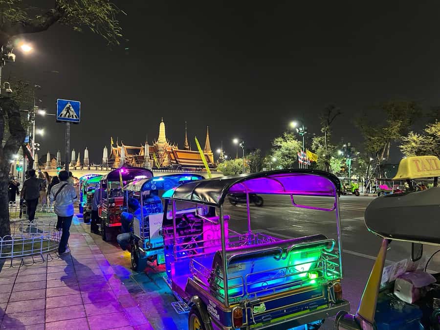 Bangkok Night Tour: Food, Temple & Tuk-Tuk - Pak Khlong Talat flower market: color, scent, and 24-hour energy