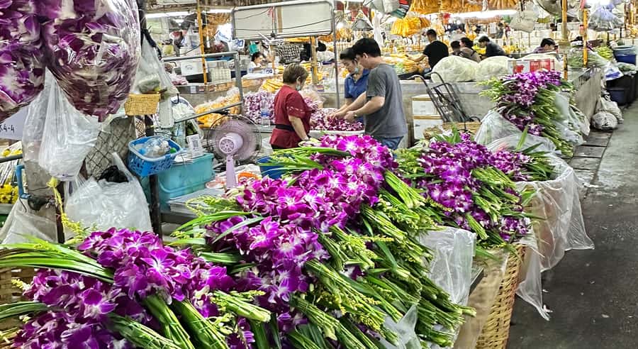 Bangkok Night Tour: Food, Temple & Tuk-Tuk - Dinner and the Chinatown finish: from local restaurant to dessert