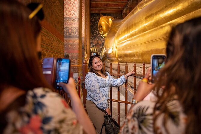 Bangkok Night Tour: Wat Arun, Wat Pho, Chinatown & Tuk Tuk Ride - Maha Rat Road: your 30-minute warm-up before the temples