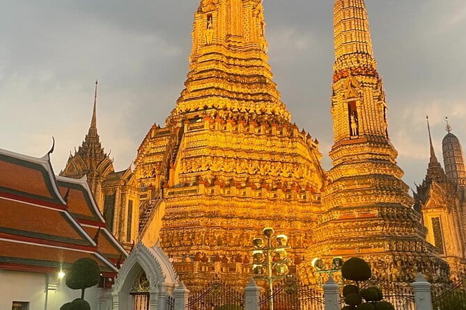 Bangkok : Sunset Food tour by Tuk Tuk boat with big Buddha view - How the 6:00 pm start sets you up for Wat Arun at the right moment