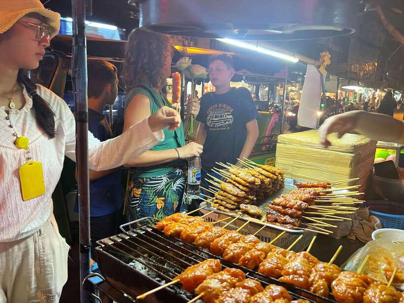 Bangkok Tuk-Tuk by Night with Chinatown Street Food Meal - Pak Khlong Talat flower market and the lotus-fold