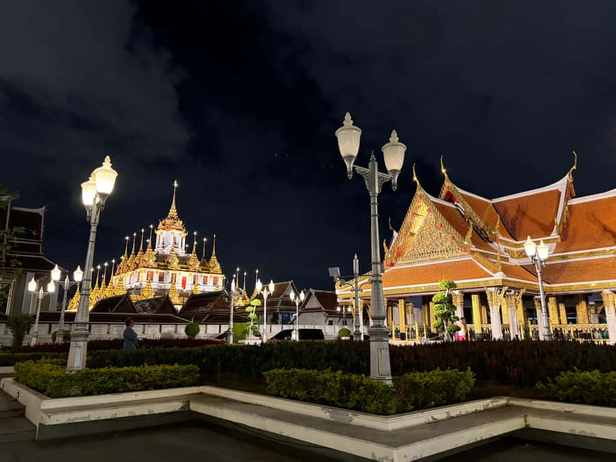 Bangkok: TUK TUK Tour Night Life Private with Hotel Pick Up - Wat Arun from a secret bar: a calm break with skyline payoff