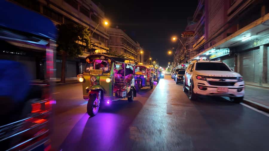 Bangkok: TUK TUK Tour Night Life Private with Hotel Pick Up - Pak Khlong Talat (Flower Market): rose deals and guided walking in the dark