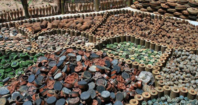 Bantey Srei, Kbal Spean and Landmine museum Private Tuk-Tuk - Banteay Srei: the pink temple’s carving game