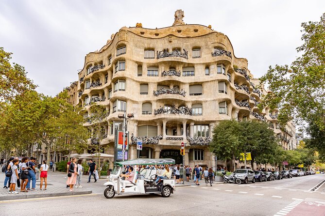 Barcelona Historical Tour with Local Guide in Eco Tuk Tuk Private - Passeig de Gràcia’s modernism landmark: Casa Batlló and the Batlló family story