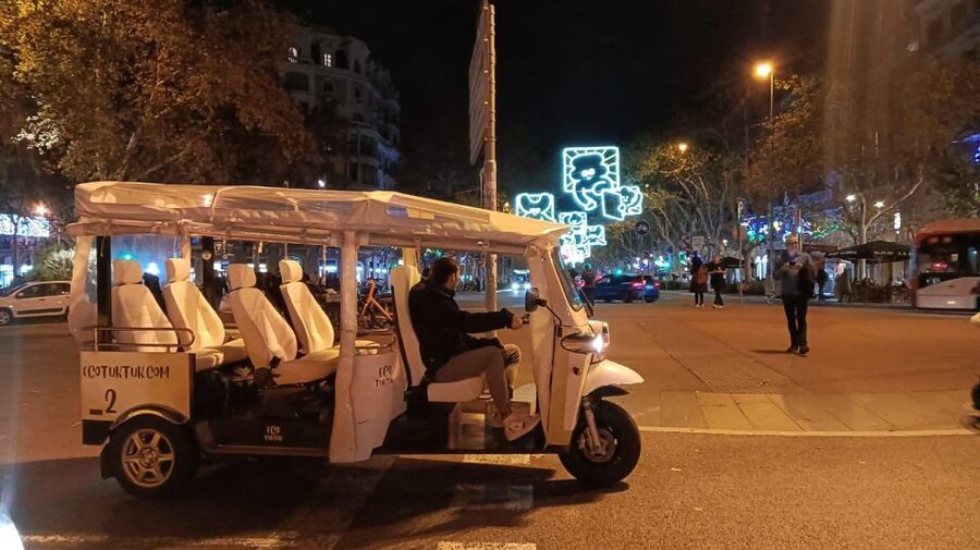 Barcelona: Private Christmas Lights Tour by Eco Tuk Tuk - Practical rules: what you can’t bring (and why)