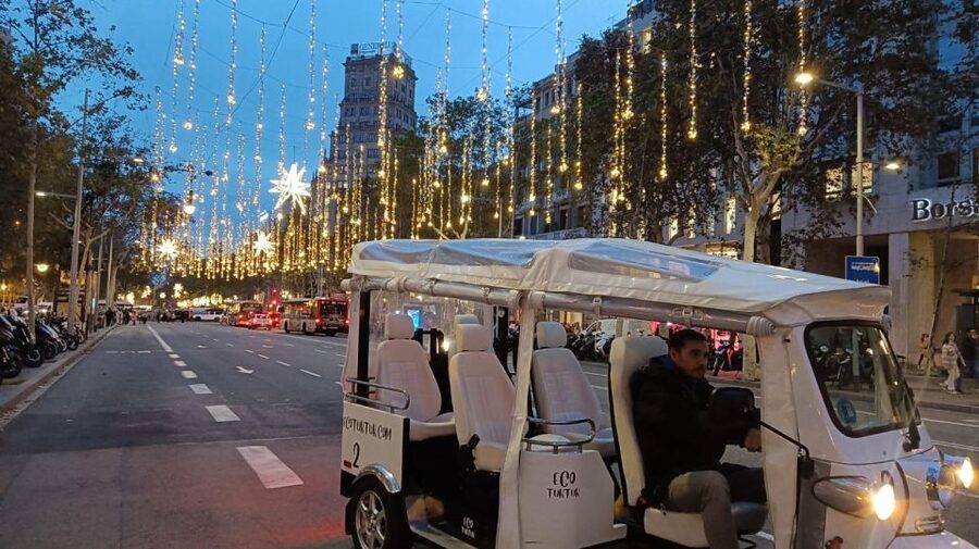 Barcelona: Private Christmas Lights Tour by Eco Tuk Tuk - Why an electric tuk tuk fits Barcelona Christmas perfectly