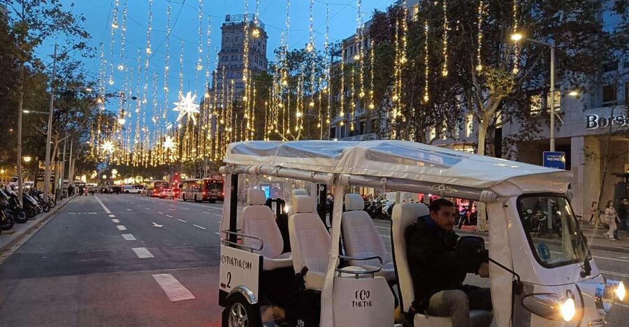 Barcelona: Private Christmas Lights Tour by Eco Tuk Tuk - The 1-hour plan: how the route keeps the magic moving