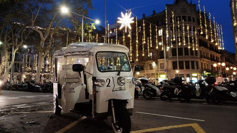 Barcelona: Private Christmas Lights Tour by Eco Tuk Tuk - Route walkthrough: from Passeig de Sant Joan to Plaça de Catalunya