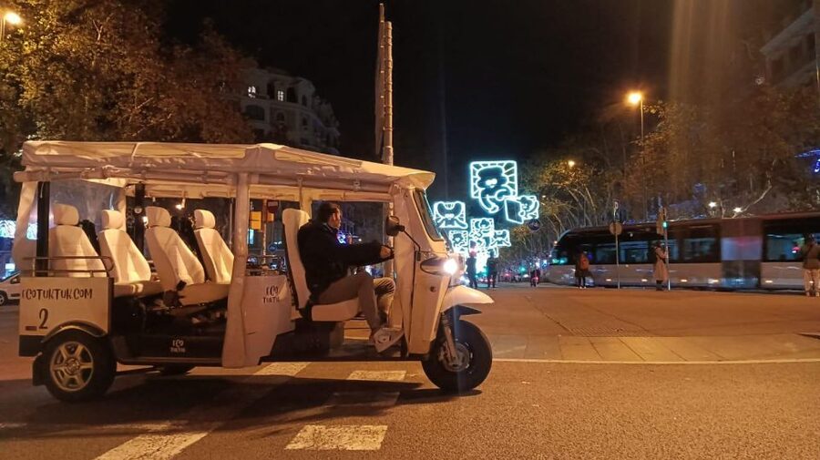 Barcelona: Private Christmas Lights Tour by Eco Tuk Tuk - Arc de Triomf and the best “holiday photo” rhythm