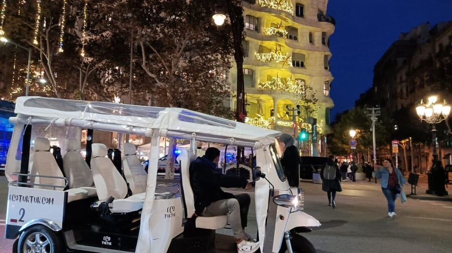 Barcelona: Private Christmas Lights Tour by Eco Tuk Tuk - Rain, cold, and the 100% electric comfort factor