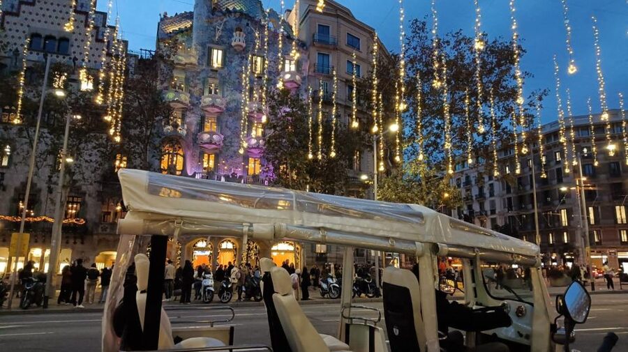 Barcelona: Private Christmas Lights Tour by Eco Tuk Tuk - Meeting point at Carrer de Casp 13: the quick way to start