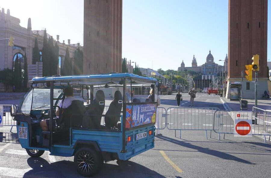 Barcelona: Tour by electric tuk tuk - Arc de Triomf and La Monumental: easing into the city