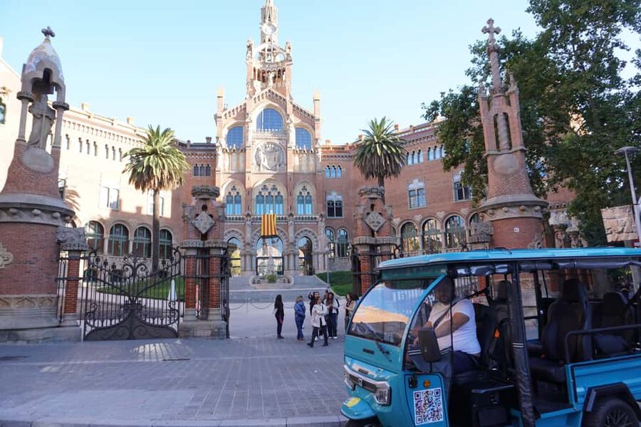 Barcelona: Tour by electric tuk tuk - Passeig de Gràcia Gaudí trio: Casa Mila, Casa Batlló, and more