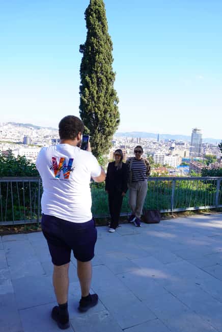Barcelona: Tour by electric tuk tuk - The guide experience: live stories that make the buildings click