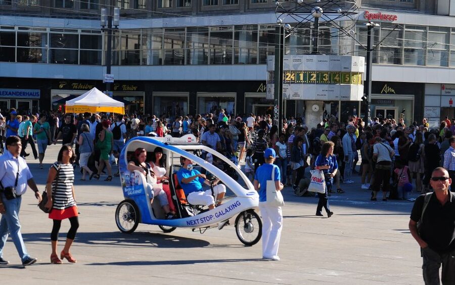 Berlin: Private Guided E-Rickshaw Tour - Unter den Linden to the Brandenburg Gate: The Classic Berlin Route