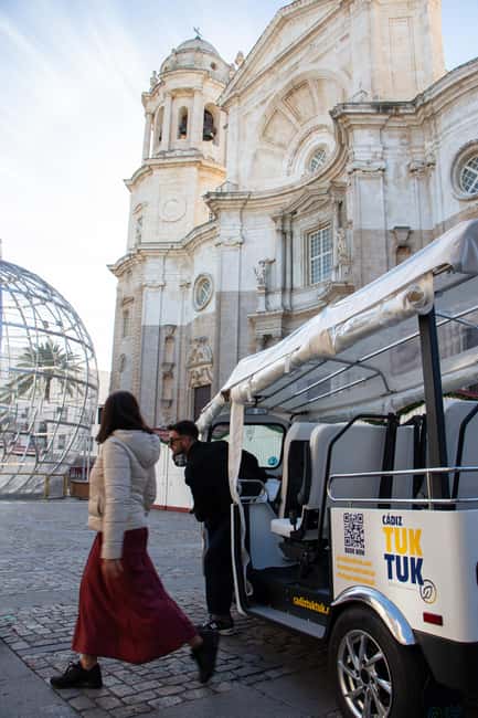 Cádiz TukTuk Tour with Audioguide - Meeting at the port: starting where Cádiz opens up