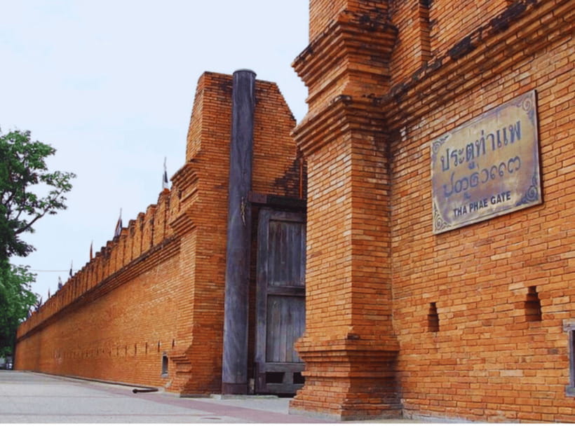 Chiang Mai: City Sightseeing Tour by Tuk Tuk - City Sights Beyond Temples: The Moat and Fruit Market Stops