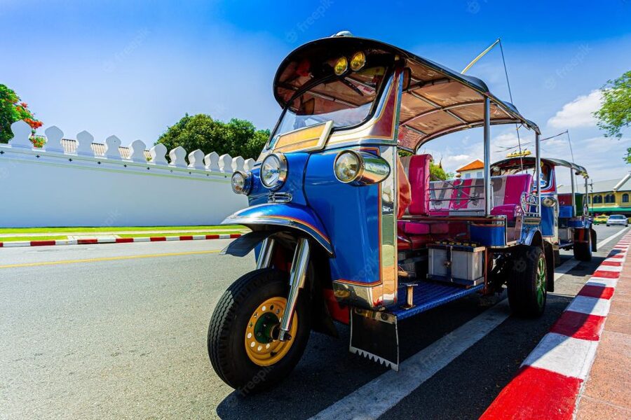 Chiang Mai: Exploration of Old City by Private Tuk-Tuk - Wat Sri Suphan, the Silver Temple: craft you can actually see