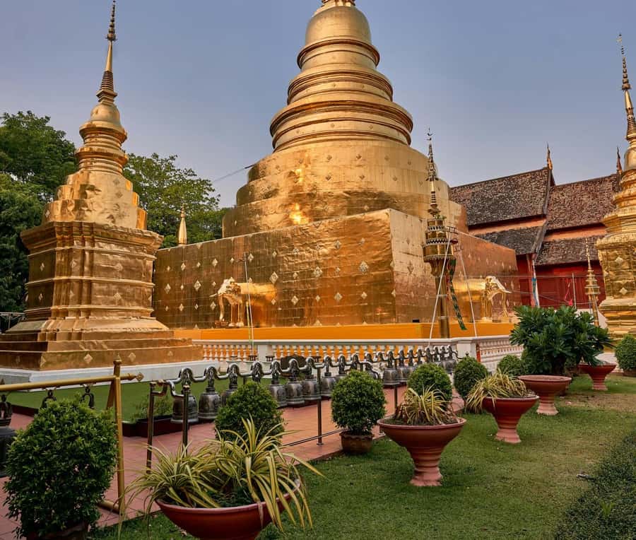 Chiang Mai Light: Tuk Tuk Night Tour with Temples & Markets - Wat Chedi Luang: Starting With a Lit-Up Landmark