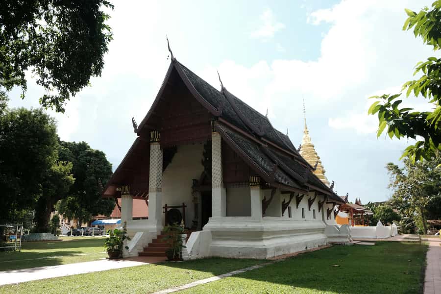 Chiang Mai Light: Tuk Tuk Night Tour with Temples & Markets - Wat Phra Singh and Wat Lok Moli: A Short, Respectful Temple Stretch