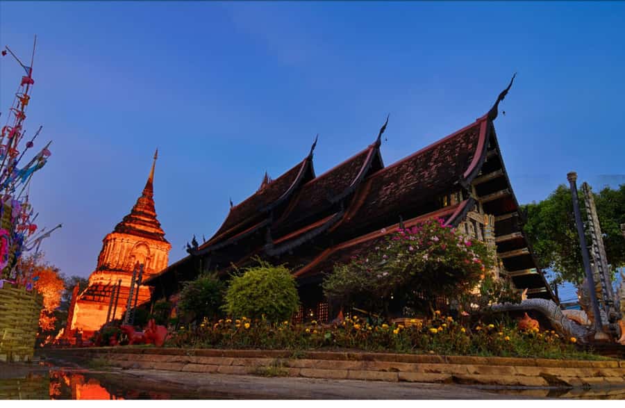 Chiang Mai Light: Tuk Tuk Night Tour with Temples & Markets - Tha Phae Gate: Where the Night Sets the Pace