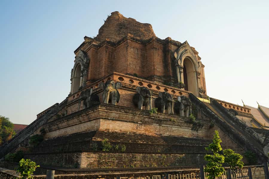 Chiang Mai Light: Tuk Tuk Night Tour with Temples & Markets - Meet at Duangtawan: The Logistics That Affect Your Start