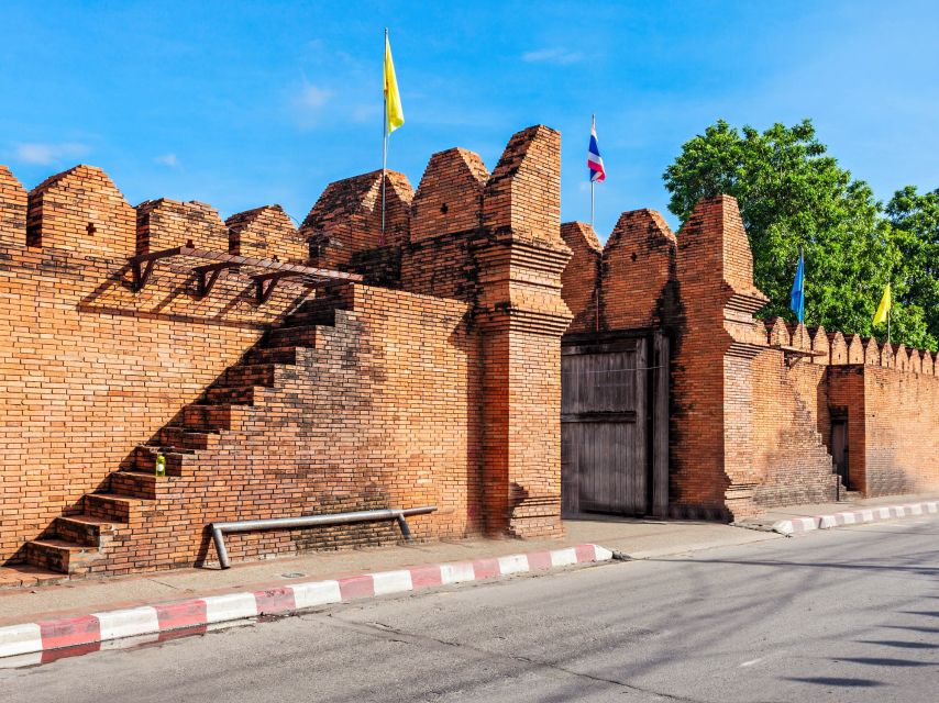 Chiang Mai: Private Tuk Tuk Tour of City Temples With Pickup - Three Kings Monument and Tha Phae Gate: landmarks with local meaning